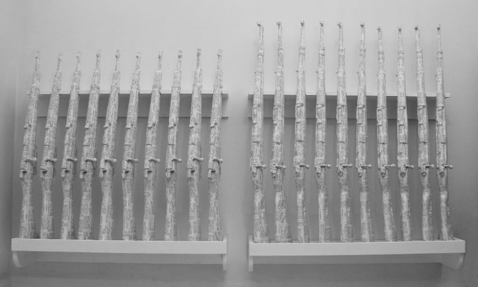 Domenico Antonio Mancini, Senza titolo (fucili resistenza) (2010) -Cartapesta Costituzione italiana, legno. Courtesy Galleria Lia Rumma Milano-Napoli