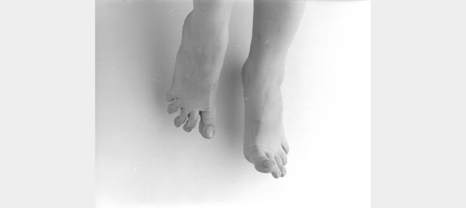 Tomaso Binga, Il linguaggio dei piedi, 1979, fotografia (6 elementi), cm 18x24 cad.